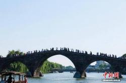 开云直营平台 -浙江杭州：民众走“运”度假期