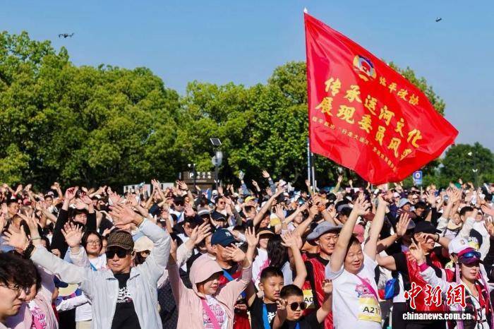 浙江杭州：民众走“运”度假期